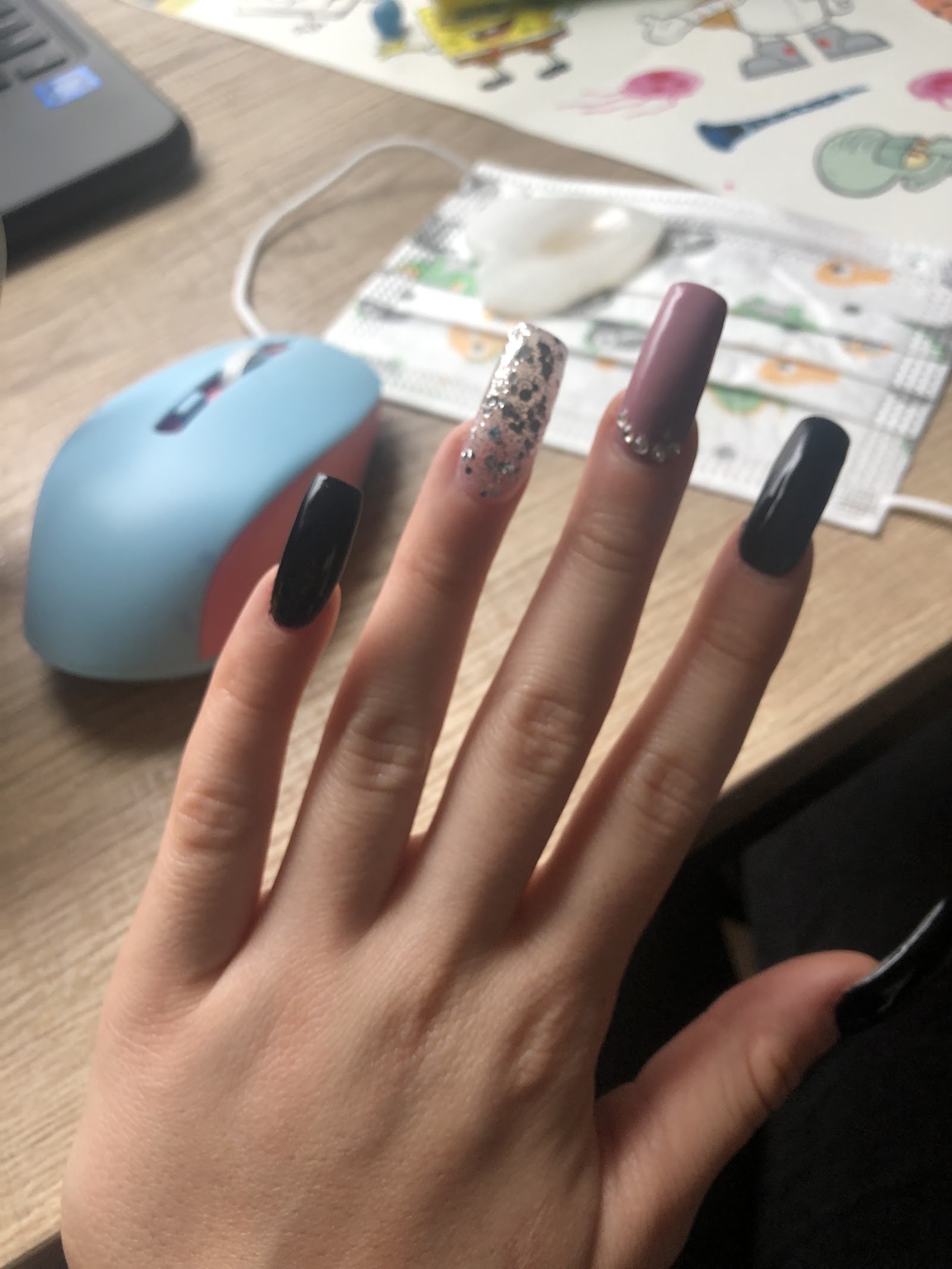 DaVi Nails Salon and Spa logo